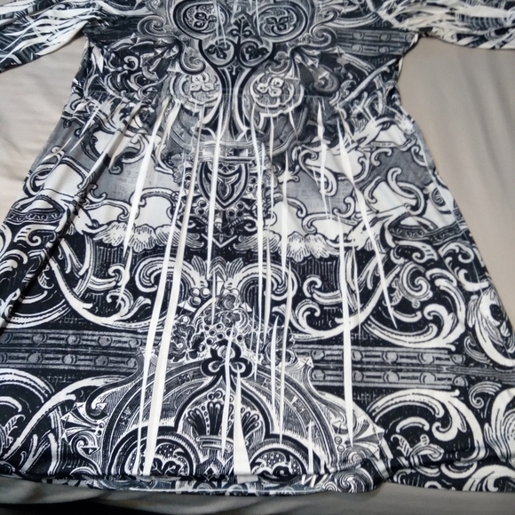 APT. 9 Black And White Top. Size Medium. - Picture 2 of 2